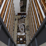 Vue en plongée d'un atrium d'hôtel moderne