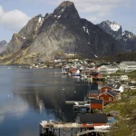 Village de pêche pittoresque près de montagnes imposantes