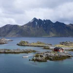 Cabane isolée au bord d'un lac montagneux