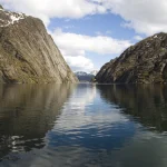 Paysage de fjord norvégien avec montagnes et ciel nuageux
