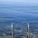 Échelle de piscine menant à la mer