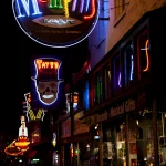 Enseignes lumineuses sur Beale Street à Memphis