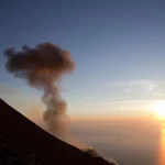 Éruption volcanique au coucher du soleil