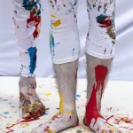 Jambes et pieds couverts de peinture