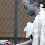 Portrait artistique de jeune fille tenant une pomme