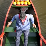 Homme en Bateau avec Fromages