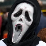 Personne portant un masque de monstre ensanglanté