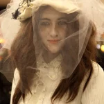 Femme en déguisement avec voile blanc