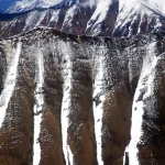 Montagnes enneigées avec crêtes élevées