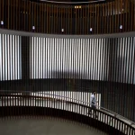 Intérieur moderne avec escalier courbe et fauteuil rouge