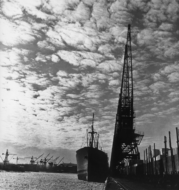 AKG1555585.webp Navire Amarré dans un Port Industriel au Coucher du Soleil – Image 1
