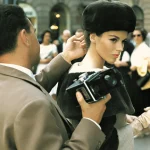 Scène de mode en extérieur avec photographe et mannequin