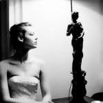 Femme élégante près d'une lampe artistique