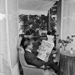 Lecture du journal en famille sur une terrasse