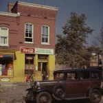 Magasin d'épicerie de quartier avec voiture ancienne