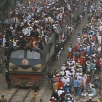 Multitude de Personnes Voyageant sur un Train Bondé
