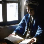 Enfant lisant dans la lumière d'une fenêtre