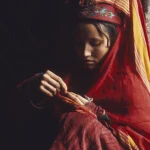 Femme en habit traditionnel cousant