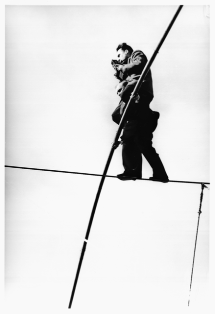 Funambule avec une caméra sur un fil