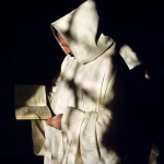 Moine en Prière Lisant un Livre Ancien