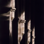 Piliers en lumière et ombre dans une église