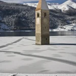 Clocher émergent d'un lac gelé en hiver