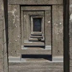 Perspective de portes en béton abandonnées