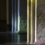 Colonnes en pierre avec lumière colorée