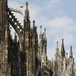 Cathédrale gothique avec tours détaillées