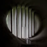 Fenêtre en béton avec barres verticales