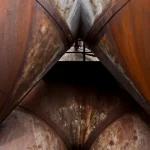 Convergence de tuyaux rouillés dans une structure industrielle