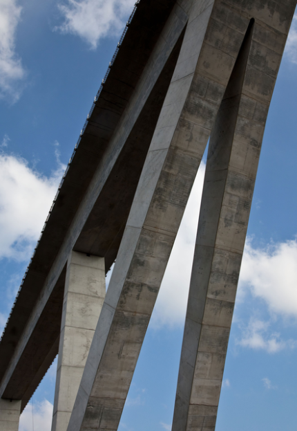 Vue en contre-plongée d'un pont industriel en béton