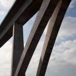 Piliers d'un pont moderne sous un ciel partiellement nuageux