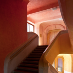Architecture intérieure avec monter d'escaliers illuminé