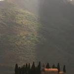 Île Rurale avec Église et Montagne en Arrière-Plan