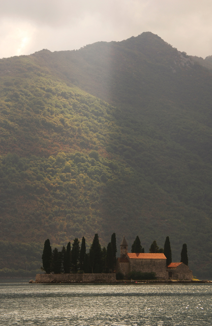 AKG1587971.webp Île Rurale avec Église et Montagne en Arrière-Plan – Image 1