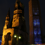 Église du Souvenir et immeuble moderne illuminés la nuit
