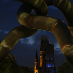 Sculpture géante et église illuminée de nuit