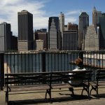 Vue de New York depuis Brooklyn avec une personne sur un banc