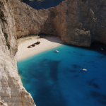 Plage de Navagio avec Épave et Bateaux sur Île Grecque