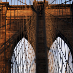 Pont suspendu avec drapeau américain