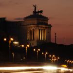 Vue nocturne du Monument à Victor-Emmanuel II à Rome
