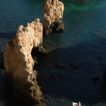 Barque au large des formations rocheuses