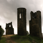Ruines médiévales sous un ciel nuageux