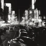 Rue animée de nuit avec circulation dense