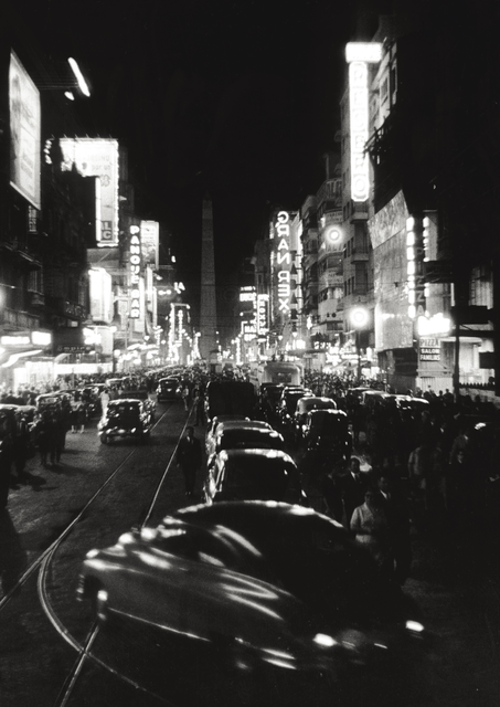 AKG1626453.webp Rue animée de nuit avec circulation dense – Image 1