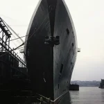 Chantier naval avec grand navire vu de face