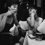 Femmes fumant et discutant dans un restaurant branché.