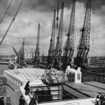 Chargement des marchandises sur un bateau dans un port industriel.