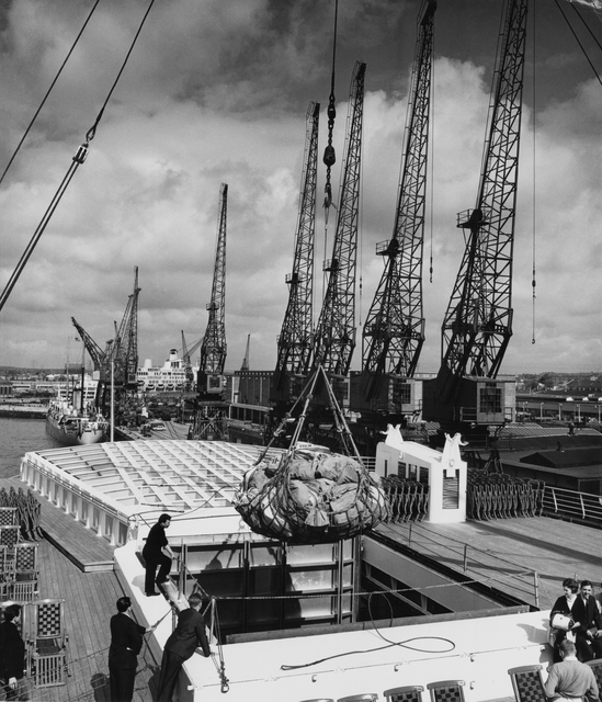AKG1634784.webp Chargement des marchandises sur un bateau dans un port industriel. – Image 1